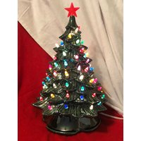 Handgefertigter Ornamentierter Weihnachtsbaum Mit Mehrfarbigen Glühbirnen Und Kunststoffstern - Festlicher Weihnachtsschmuck Grüner Glasierter von jmdceramicsart