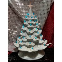 Handgefertigter Traditioneller Keramikschmuck-Weihnachtsbaum - Glasierter, Schimmernder Blauer Ornemented-Weihnachtsbaum Mit Aqua-Glühbirnen Und von jmdceramicsart
