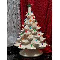 Handgefertigter Verzierter Weihnachtsbaum - Festive Holiday Decor Keramik-Weihnachtsbaum Und Sockel Mit Mehrfarbigen Glühbirnen & Stern Xmas Handgefertigter Verzierter Weihnachtsbaum - Festive Holiday Decor Keramik-Weihnachtsbaum Und Sockel Mit Mehrfarbigen Glühbirnen & Stern Xmas von jmdceramicsart