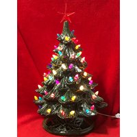 Handgefertigter Verzierter Weihnachtsbaum Mit Mehrfarbigen Glühbirnen Und Stern Auf Basis - Glasierter Grüner Feiertags-Weihnachtsbaum Aus Keramik von jmdceramicsart
