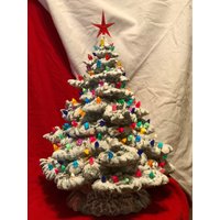 Schneebedeckter Weihnachtsbaum Mit Mehrfarbigen Glühbirnen Und Stern Auf Sockel - Perlmutt & Glasiertes Aluminium Von Jmdceramicsart von jmdceramicsart
