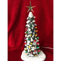 Schneebedeckter Weihnachtsbaum Und Sockel - Handgefertigter Keramik-Weihnachtsbaum Festliche Weihnachtsdekoration Weihnachtsbaumgeschenk von jmdceramicsart