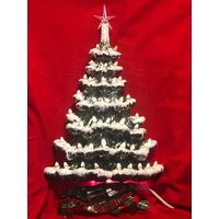 Seltene Atlantik Moulds Wandbehang Keramik Ornament Weihnachtsbaum Mit Klaren Glühbirnen, Stern, Schnee Und Individuell Glasierter Basis Von von jmdceramicsart