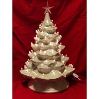 Weihnachtsbaum Mit Stern, Durchsichtigen Glühbirnen Und Kunststoffstern Auf Sockel - Handgefertigter Ornamented Keramik-Weihnachtsbaum Handgemachter von jmdceramicsart