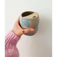 Keramik Cofffe-To-Go Becher in Bubbleform Mit Blauen Blumen Keramik Cofffe-To-Go Becher in Bubbleform Mit Blauen Blumen von jmnpestudio