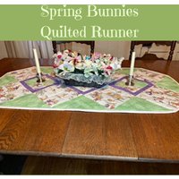 Frühling Hasen Quilted Runner, Lavendel/Grün, Ostern, Home Dekor, Esstisch, Sideboard, Mantel von jodelights