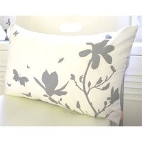 Begrenzte Zeit Verkauf Grau Druck Auf Aus Weißer Baumwolle Magnolia Und Schmetterlinge Rechteck Kissen von joom