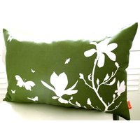 Begrenzter Verkauf Von Olive Green Magnolia Und Butterfies Rechteck Kissen von joom