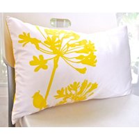 Gelber Druck Auf Cremefarbenem Baumwollkardinal Agapanthus Rechteckkissen von joom