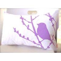 Lavendel Lila Druck Auf Off-White Bird Kirschblüten Kissen von joom