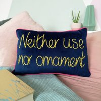 Weder Gebrauch Noch Verzierung Besticktes Samtkissen von jordanlovellA