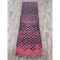 Vintage Schwarz Und Rot Karierter Berber Teppichläufer von jozefberberrugs