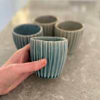 Handgefertigte Tasse Keramik Geschnitzt von juliaedean