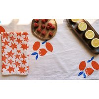 Leinenservietten. Orangefarbene Sterne Auf Rouge. Handblockbedruckt. Tischsets/Geschirrtuch. Vasen. Boho-Dekor. Geschenke Für Die Gastgeberin von juliepeach