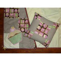 40% Rabatt Cupcake Themen Baby Quilt Und Kissen-Set, Krippe Größe, 36 "x 49", Fleece Flanell, Kleine Orbits Von Jupiter Moon 3 von jupitermoon3