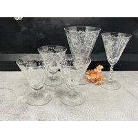 5 Fostoria Mayflower Stücke - Einfüßiger Becher, Ein Weinglas, Drei Cordials 1940Er Jahre Floral Geätzter Kristall Zarte/Elegante Glaswaren von just2girlsApickin