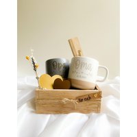 Geschenkbox Mit Personalisierten Tassen I Oma Und Opa Enkelkind Eltern Geburtstagsgeschenk Geschenkset Großeltern Bilderleiste von justbyrd