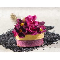 Kleine Box Dekorative Ovale Pappe, Goldfarbe Dekoriert Mit Vielen Kleinen Blüten in Bordeaux Rot Stoff von justeunepause