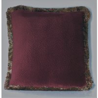 Couchsitzer Sofakissen Bordeaux Rot Texturiert Aus Massivem Samt Mit Goldfransen von justtherightpillow