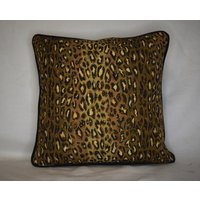 Dekokissen Gepard Tierfell Schwarz Braun Gold Für Couch Sofa Sessel Gewebter Jacquardstoff Made in Usa Komplett Mit Paspelierung von justtherightpillow