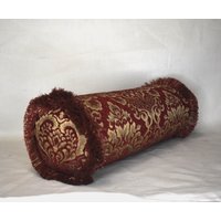 Gewebter Chenille Damast Rundes Bolster Dekokissen Rot Gold Fransen von justtherightpillow