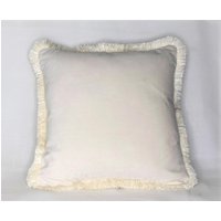 Großes Cremefarbenes Samt-Dekokissen Mit Fransen Für Sofa Oder Sessel von justtherightpillow