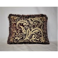 Großes Dunkelrotes Und Goldenes Chenille Dekokissen Mit Fransen Für Sofa Oder Couch Handmade in Usa von justtherightpillow