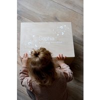 Erinnerungsbox Aus Holz Mit Name Und Sternen von jusydesignstudio