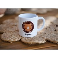 Personalisierte Kindertasse Mit Löwe Und Name Aus Kunststoff von jusydesignstudio
