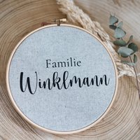 Personalisierter Stickrahmen Als Türschild Oder Hochzeitsgeschenk von jusydesignstudio