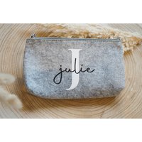 Personalisiertes Filzmäppchen Bzw. Kosmetiktasche in Grau von jusydesignstudio