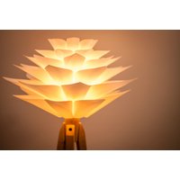 Tripod Stehlampe Dreibein Retro 60 - 70Iger Design Holz Blüte Flower Wood Floorlamp von kOnzeptreyhe