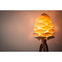 Tripod Stehlampe Dreibein Retro 60 - 70Iger Design Holzblüte Floor Lamp Wood Flower Standard Lamp von kOnzeptreyhe