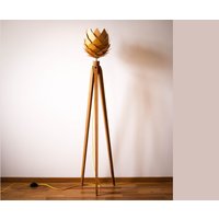 Tripod Stehlampe Dreibein Retro 60 - 70Iger Design Holzblüte Floor Lamp Wood Flower Standard Lamp von kOnzeptreyhe