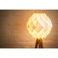 Tripod Stehlampe Dreibein Retro 60 - 70Iger Design Origami Floor Lamp Standard Lamp Eiche Buche Oak Beech Wood Origami von kOnzeptreyhe