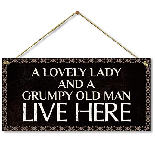 kaishihui Schild mit Aufschrift "Family Couple A Lovely Lady and A Grumpy Old Man Live Here", Heimdekoration, Einweihungsgeschenk, Schild (12,7 x 25,4 cm) von kaishihui