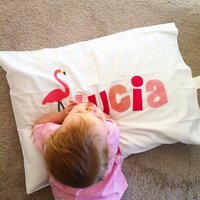 Personalisierte Kinder-Dekor Pillow Case, Flamingo-Kissen, Pfirsich Korallen Applique Briefe 320 Thread Count Satin Pink von kakabaka