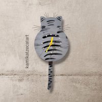 Pendeluhr Cosmo, Katzenuhr, Wanduhr, Schweif Pendelt Hin Und Her Pendeluhr Cosmo, Katzenuhr, Wanduhr, Schweif Pendelt Hin Und Her von kamikatzecatart