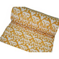 Gelbe Ikat Baumwolle Kantha Quilt Handgemachte Tagesdecke Gelbe Ikat Baumwolle Kantha Quilt Handgemachte Tagesdecke von kanthaNtapestryart