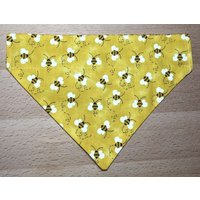 Biene Hundehalstuch Bumble Honey Bees Bienenwabe Frühling Insekt Gelb Wendehalstuch Personalisiert Katzenhund Bandana Neckwear von karensbedandbath