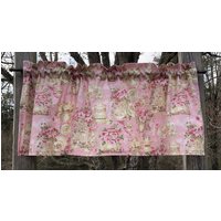 Rosa Rosen & Teetassen Volant Shabby Chic Hostess Teekannen Schatullen Rosig Boudoir Glam Retreat Puderrosa Damen Fenster Vorhang von karensbedandbath