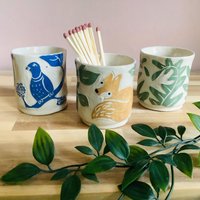 Handgefertigte Sgraffito Streichholz Übertöpfe Aus Steingut Mit Markantem Flicken von karinfindell