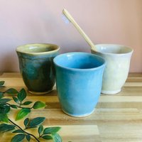 Handgemachter Steingut Sgraffito Blauer, Weißer Oder Grüner Zahnbürstenhalter von karinfindell