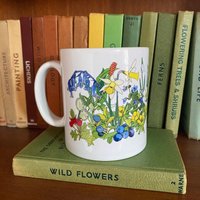 Illustrierte Wildblumen-Tasse Illustrierte Wildblumen-Tasse von katebroughton
