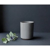 Kaffee Latte Becher Aus Keramik Grau Glänzend Glasiert von katjafischerdesign