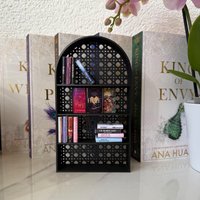 3D Gedrucktes Rattan Miniatur Bücherregal Für Mini-Bücher | Gewölbtes Dekor Bücherwurm Geschenk Digitales Buch Bücher-Auslage 3D Gedrucktes Rattan Miniatur Bücherregal Für Mini-Bücher | Gewölbtes Dekor Bücherwurm Geschenk Digitales Buch Bücher-Auslage von katsateliershop