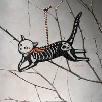 Skelett Katze Zum Aufhängen Aus Illustriertem Holz, Doppelseitig. Ideal Als Halloween Dekoration von kayleighradcliffe