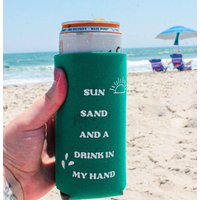 Sun Sand & A Drink in My Hand Slim Can Cooler, Skinny Klappbar Dose Kühler, Sonnensand Und Ein Getränk, Cozy von kaysticksco