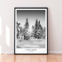 Lappland Print Poster Finland Skandinavien Winter Schwarz Weiß Wall Art Décor von kazaloop