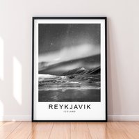 Reykjavik Island Aurora Night Lights Print Reise Poster Minimalist Home Travel Mountain Wall Decor von kazaloop